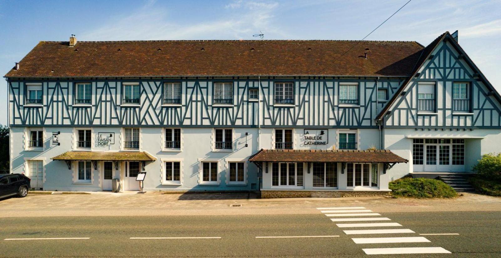 Logis Hotel Restaurant Le Faisan Dore Argentan Exterior foto